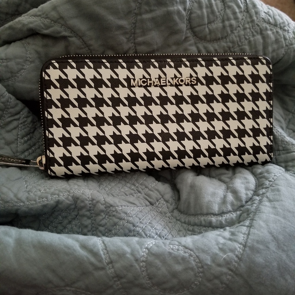 Rare Michael Kors Houndstooth Wallet